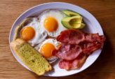 Brunch er en populær spiseoplevelse, der tilbyder en kombination af morgenmad og frokost og er blevet en stor trend i mange storbyer rundt om i verden